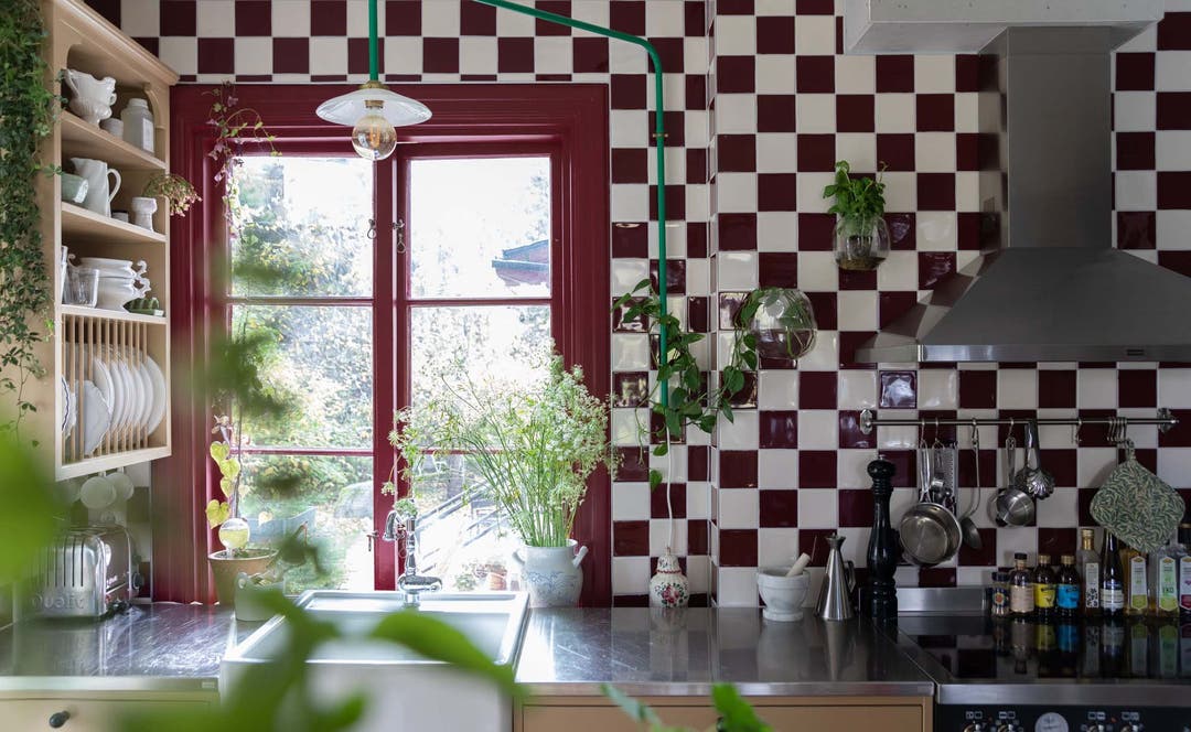 Kakel: Atelier i färgerna Creme och Sangue de Boi (dessa färger ingår i beställningssortimentet)