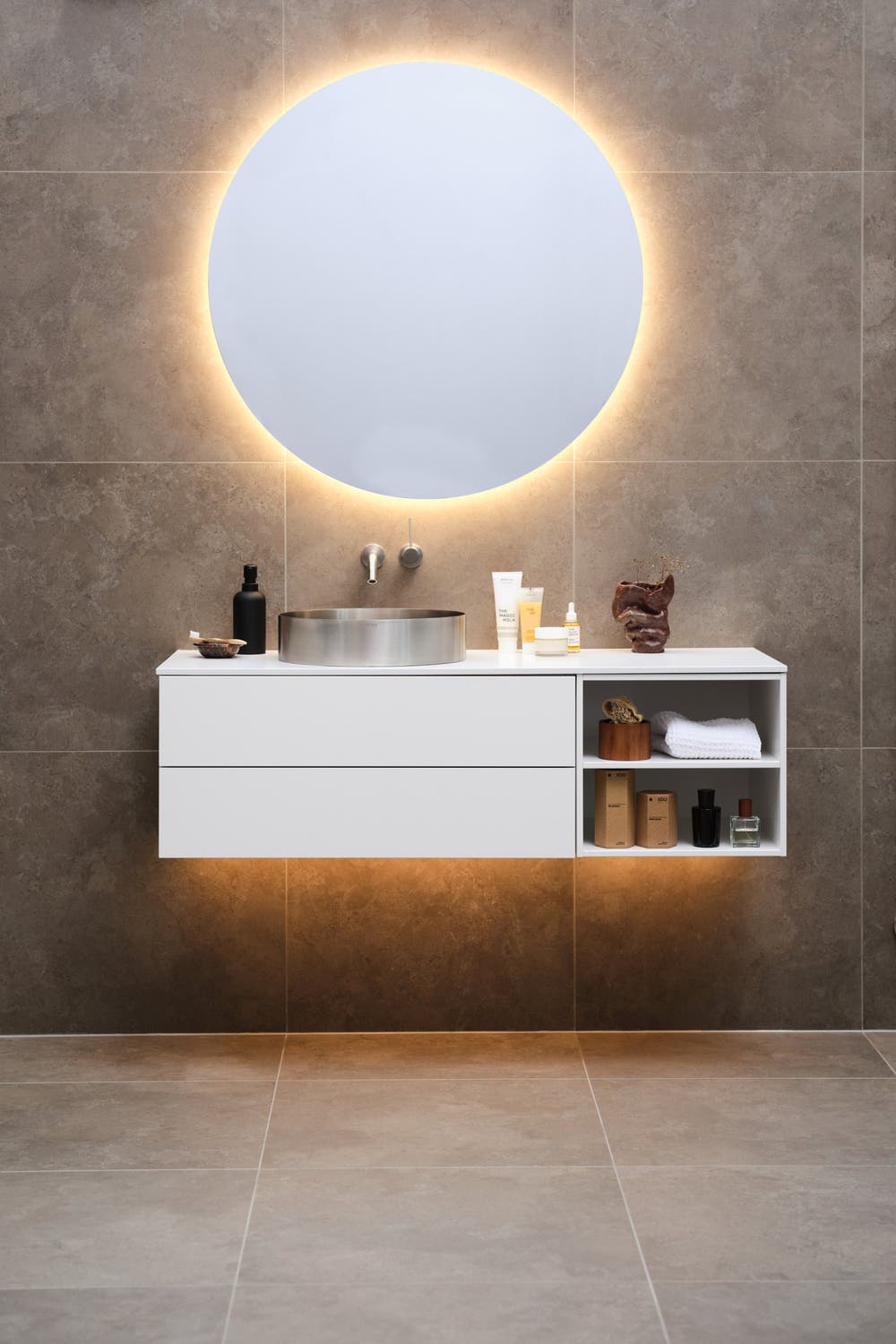 Pedra Azul Natural. Kommod och spegel från INR. Tvättställ och blandare från Scandtap.