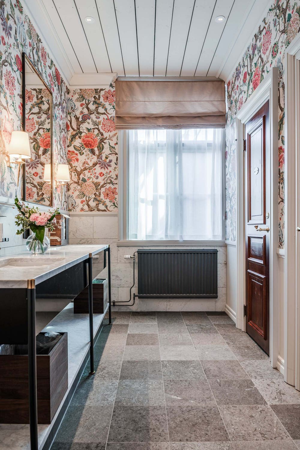 Gästtoalett i herrgårdsbyggnaden. Vägg: Marmi Golv: Kalk Classic